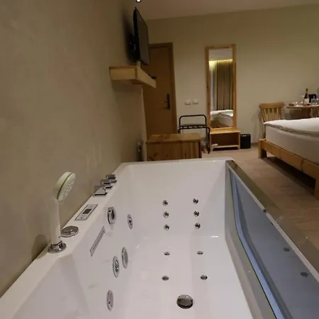 Otel Perla E Tomorrit Ez *