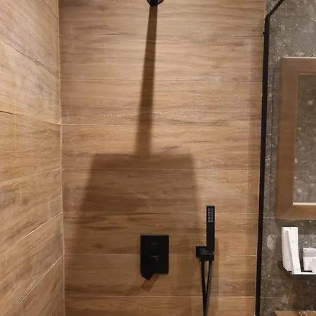 Perla E Tomorrit Ez Otel Ujanik