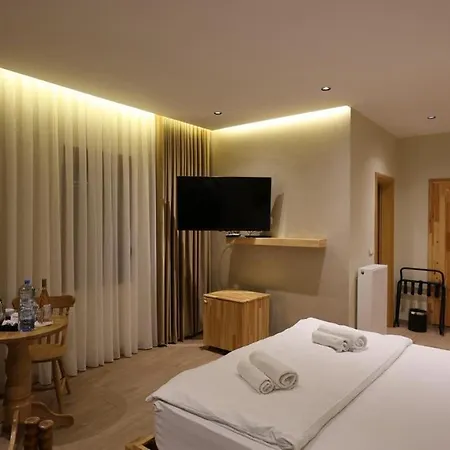 Otel Perla E Tomorrit Ez Ujanik