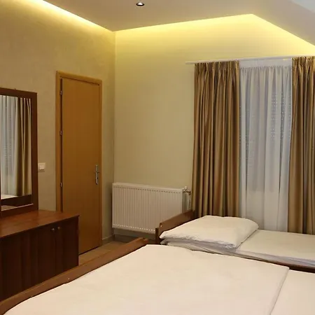 Perla E Tomorrit Ez Otel Ujanik