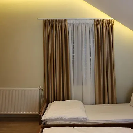 Perla E Tomorrit Ez Otel *