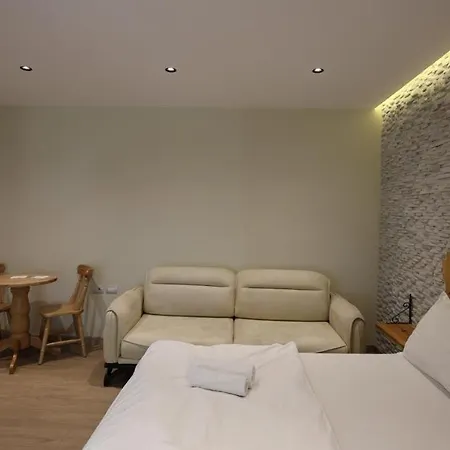 Perla E Tomorrit Ez Otel *