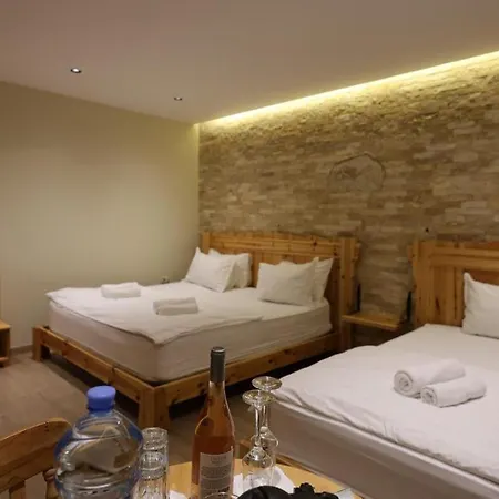 Perla E Tomorrit Ez Otel *