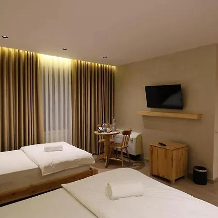 Otel Perla E Tomorrit Ez Ujanik