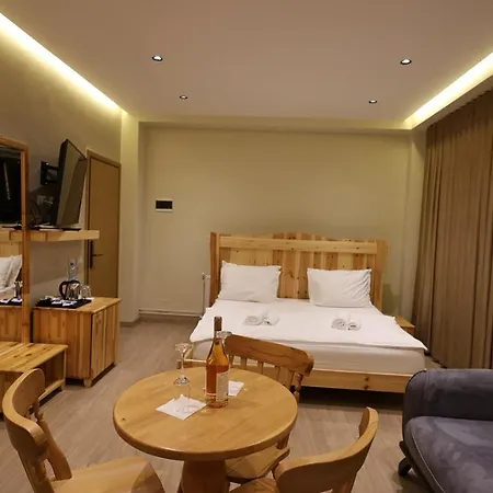 Perla E Tomorrit Ez Otel *
