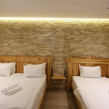 Otel Perla E Tomorrit Ez Ujanik