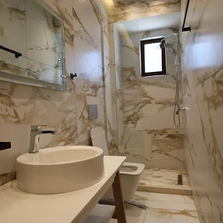 Perla E Tomorrit Ez Otel *