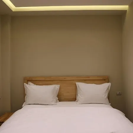 Perla E Tomorrit Ez Otel *