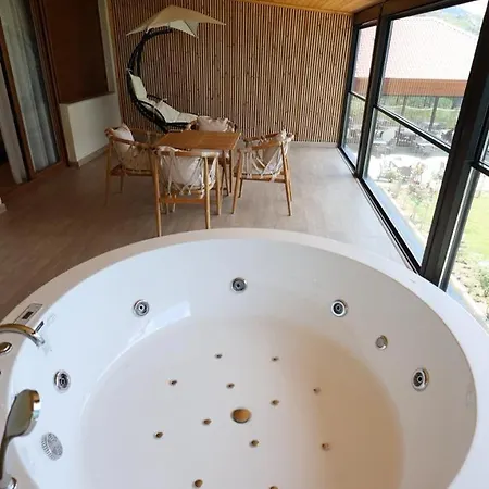 Perla E Tomorrit Ez Otel Ujanik