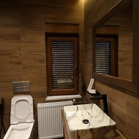 Otel Perla E Tomorrit Ez Ujanik