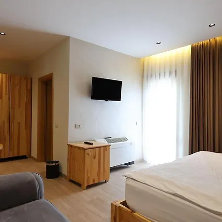 Otel Perla E Tomorrit Ez Ujanik